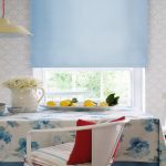Tenda a rullo blu all'interno della cucina