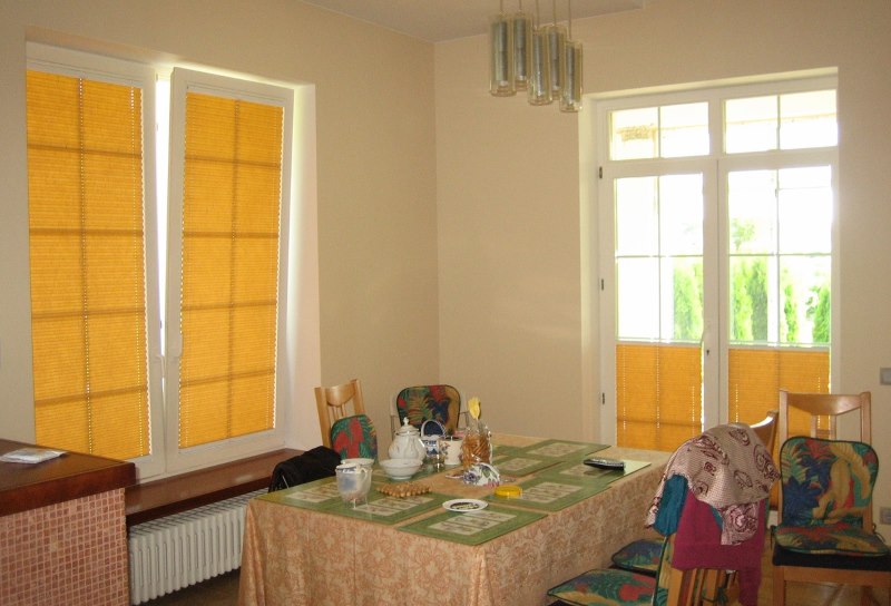 Tende a rullo gialle Roltech sulle finestre della cucina