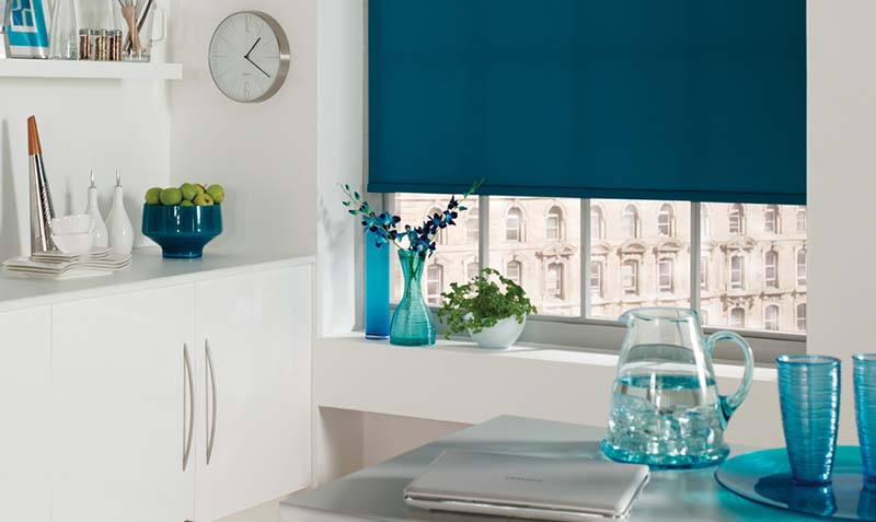 Tessuto blu della tenda a rullo all'interno della cucina