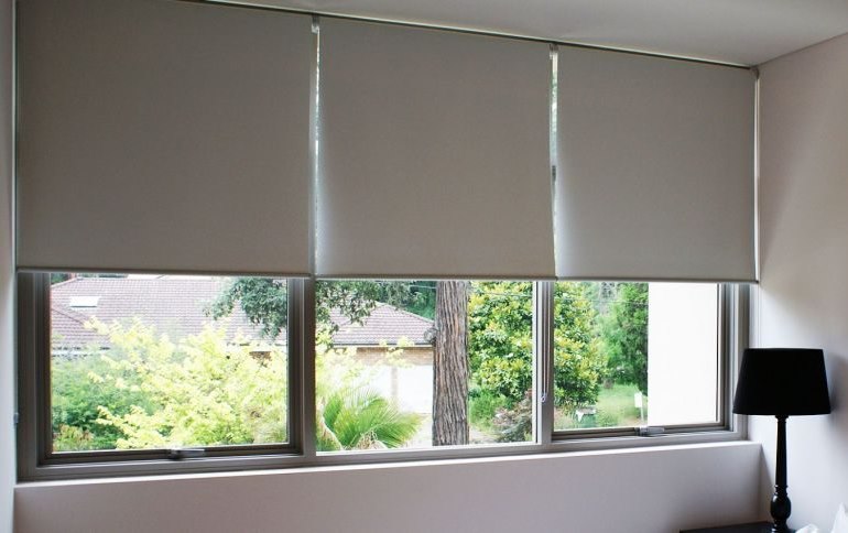 Ampia finestra della camera da letto con tende a rullo