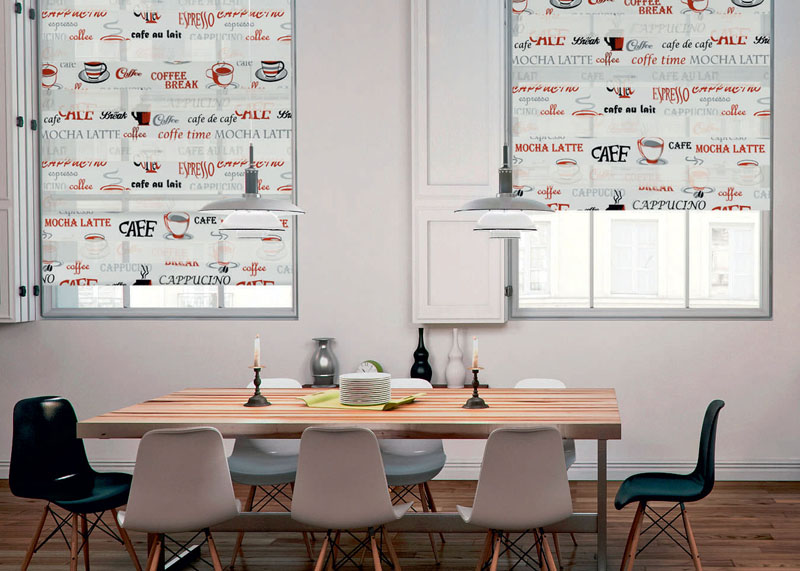 Interno della zona pranzo con tende a rullo alle finestre
