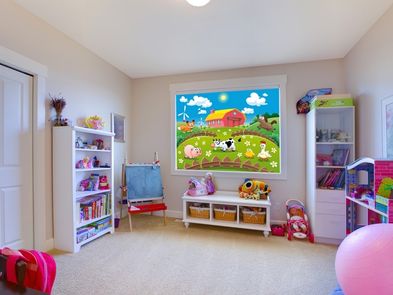 Personaggi dei cartoni animati su una tenda a rullo nella cameretta dei bambini