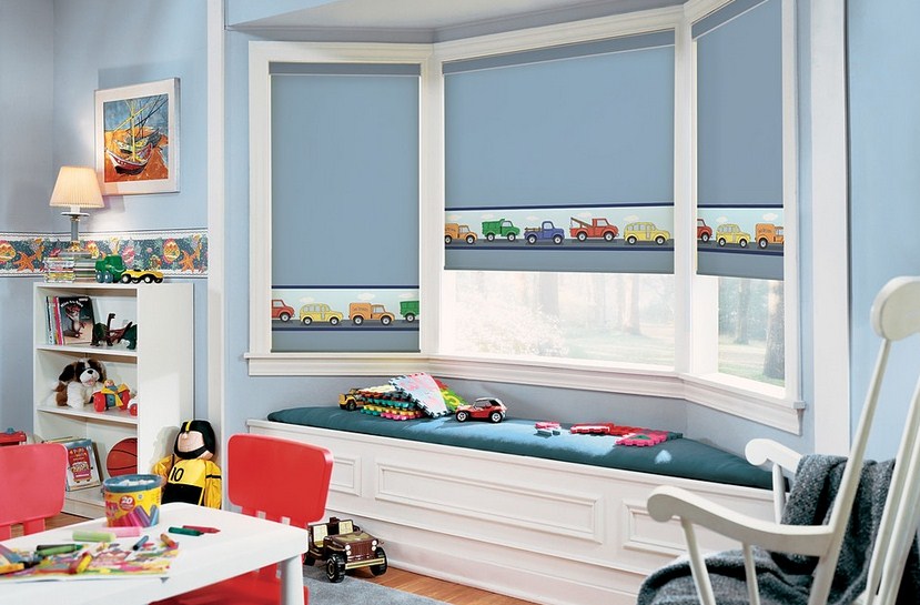 Progettazione della cameretta dei bambini con tende blu