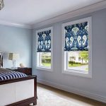 Tende romane blu e bianche per camera da letto con tre finestre
