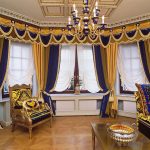 Lambrequin blu e giallo per una finestra a bovindo