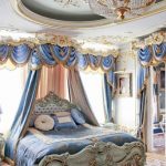 Tende blu e mantovane con nappe per la camera da letto