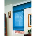 Tende a rullo blu per portafinestra del balcone
