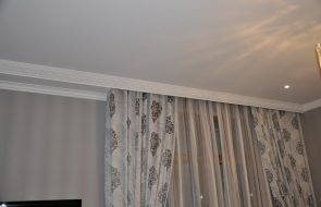 Cornice nascosta per tulle e tende in una nicchia del soffitto