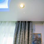 La cornice nascosta nel soffitto è la soluzione ideale per creare un'atmosfera attraente ed elegante.
