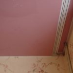 Metodo nascosto per installare aste per tende da soffitto in un soffitto teso