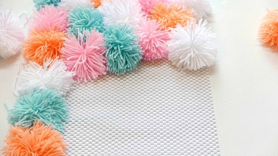 Attacchiamo pompon di diversi colori