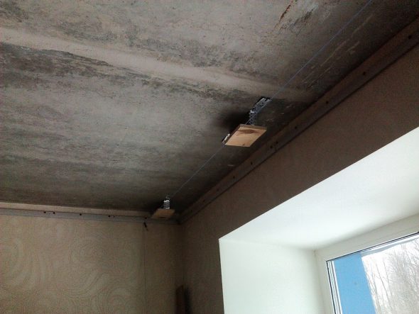 Tavole di legno su elementi di fissaggio in metallo