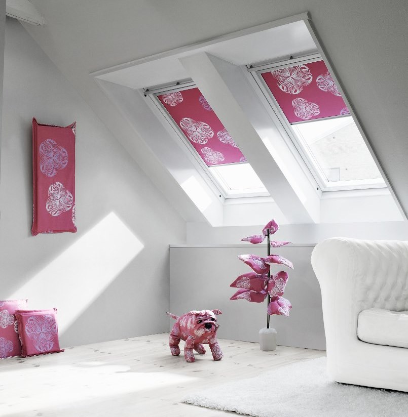Tessuti rosa con stampa bianca all'interno della soffitta