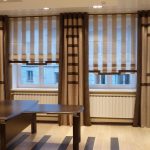 Tende romane a righe in tessuto in un set con quelle classiche