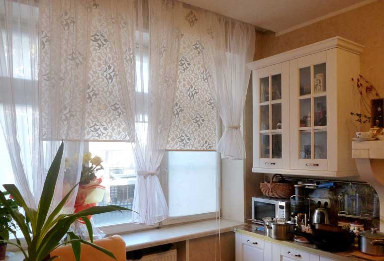 Tende a rullo con tulle sulla finestra della cucina