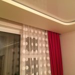 Tulle e tende in una nicchia tra un controsoffitto e una parete