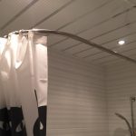 Asta angolare con tenda bianca e nera per il bagno