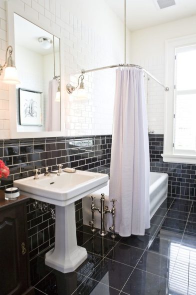 Cornice angolare in un bagno bianco e nero