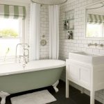 Bagno accogliente in colori chiari con asta tonda in metallo