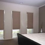 Tende a rullo integrate per finestre alte in camera da letto