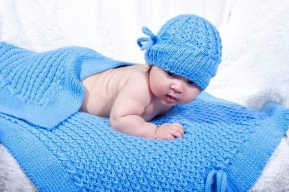 Coperta blu lavorata a maglia