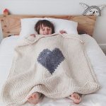 Coperta lavorata a maglia con un cuore al centro