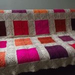 Pătrate luminoase pe un fundal deschis pentru o cuvertură patchwork