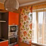 Svetle, sočne zavese in draperije v kuhinji