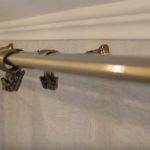 Installazione di un'asta per tende su staffe a parete