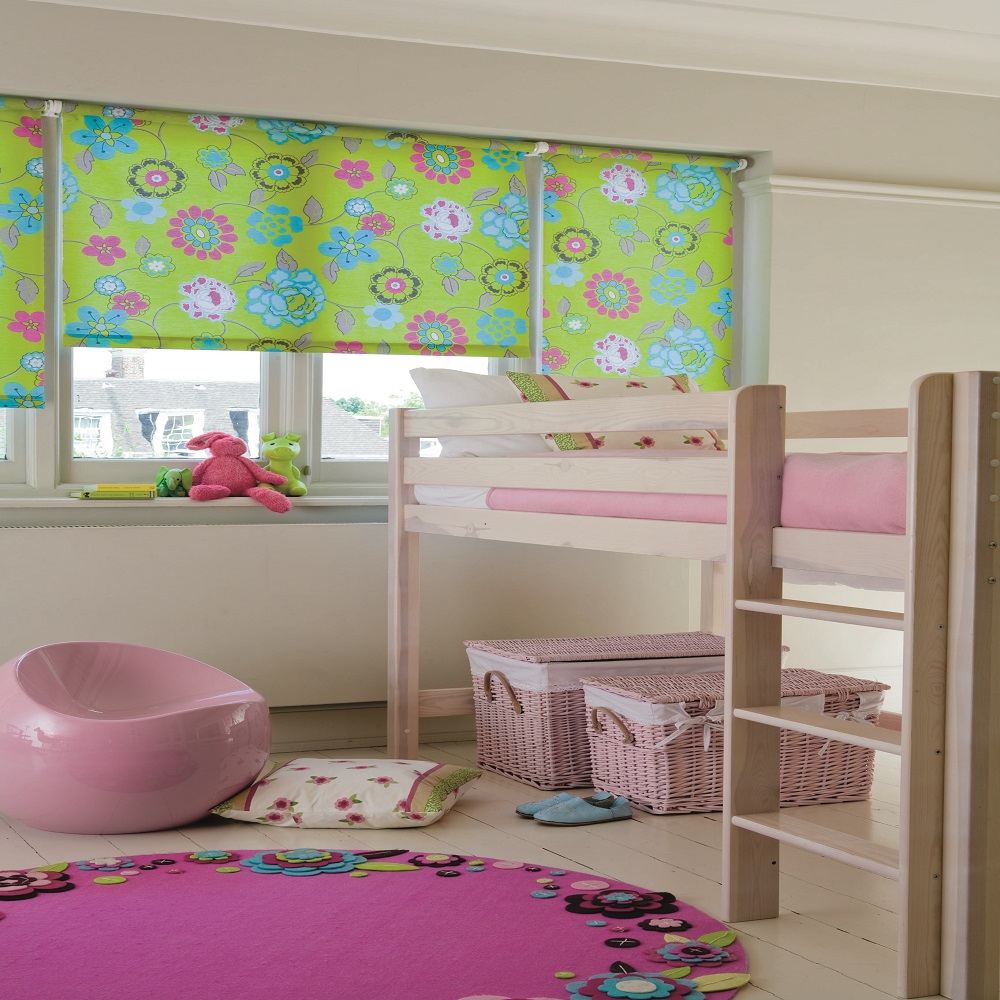 tende a rullo aperte all'interno della cameretta dei bambini