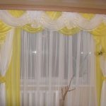 Lambrequin giallo e bianco a onde in tessuto arioso