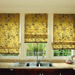 Tende romane floreali dorate per finestre da cucina