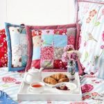 Camera da letto in stile provenzale - design dei cuscini
