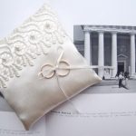 Cuscino in raso con perle