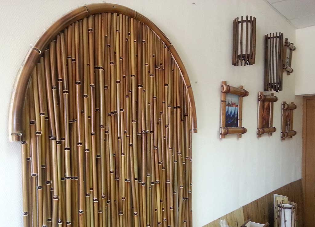 Tende di bambù in legno nell'arco della porta