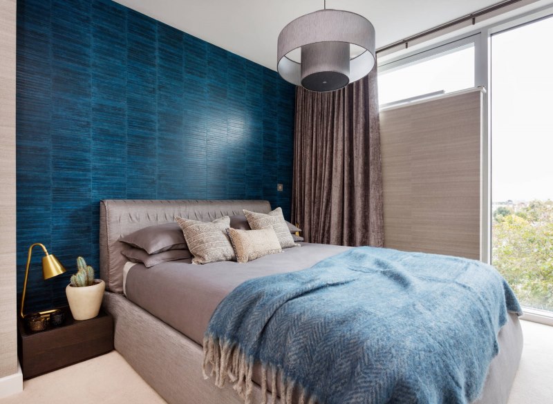 Tende di velluto sulla finestra panoramica della camera da letto