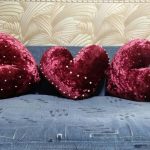 Cuscini a forma di cuore in velluto decorati con perline