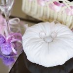 Cuscino rotondo bianco per fedi nuziali