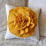 Cuscino bianco con fiore arancione