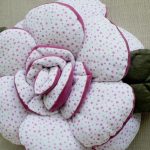Poduksha a forma di fiore bianco e rosa
