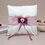 Cuscino per fedi nuziali bianco e rosa