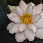 Cuscino con fiori bianchi e rosa