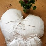 Cuscino a forma di cuore bianco come la neve con lacci