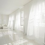 Interno bianco con tulle alle finestre