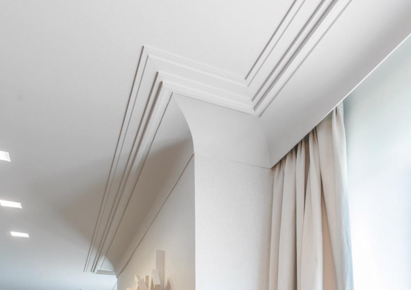Decorazione di una sporgenza a parete con zoccolo a soffitto