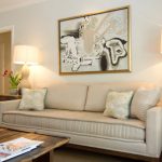 Soggiorno beige con elementi decorativi insoliti