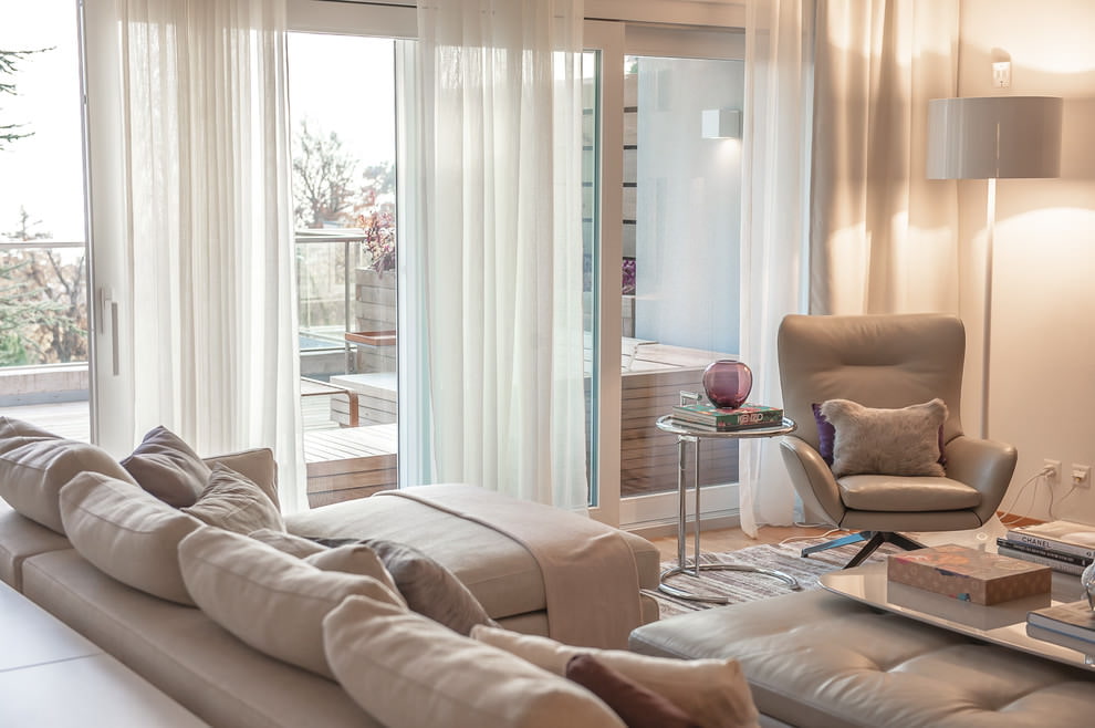 Finestra panoramica con tende trasparenti nell'ingresso di una casa privata