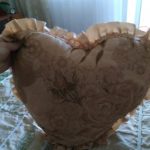 Cuscino beige con rose e volant a forma di cuore