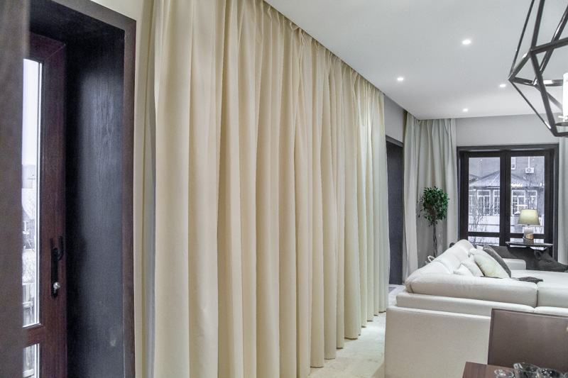 Soffitto teso in una stanza con tende beige