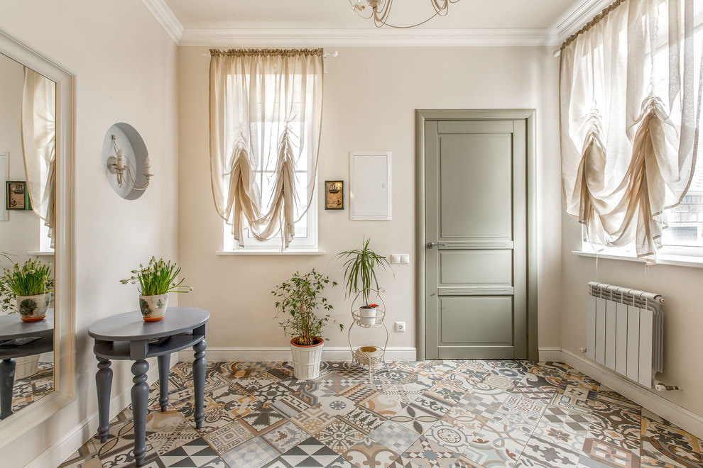 Tulle beige sulle finestre del corridoio di una casa privata